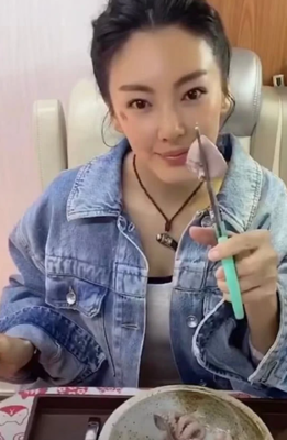 老婆一个动作，我怀疑她出轨了。