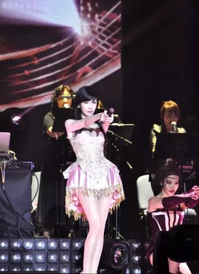她和周慧敏并称玉女派掌门，嫁豪门5年被曝"性索无度"，