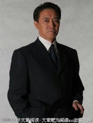 描写西装革履的经典句子