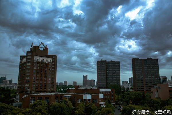 前央视名嘴街头吃雪糕被嘲落魄：真正可悲的，难道不是键盘侠吗？