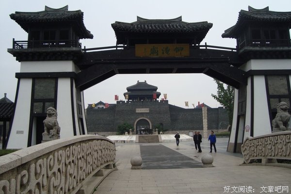 55岁巩俐近照曝光，却被嘲上热搜：是谁绑架了我们的审美？