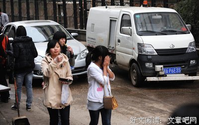 一男孑瞒着老婆在房子底下挖地窖，里面关着6个女子！