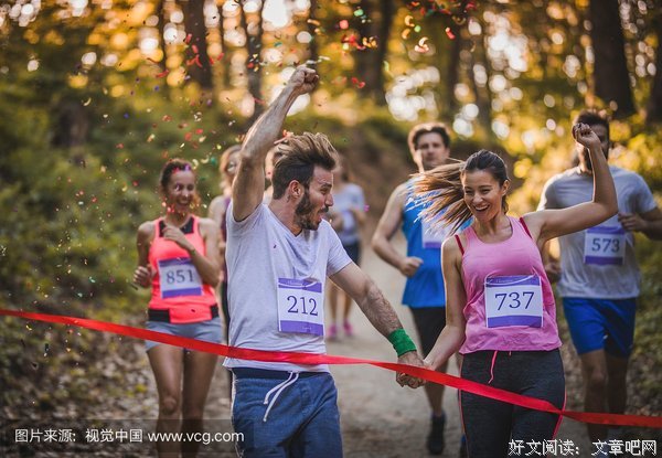 长跑的鲜肉小哥跑步出汗把短裤都打湿了，太修身真性感