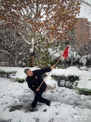 爷爷借 钱供孙子上大学 孙子在学校。。。