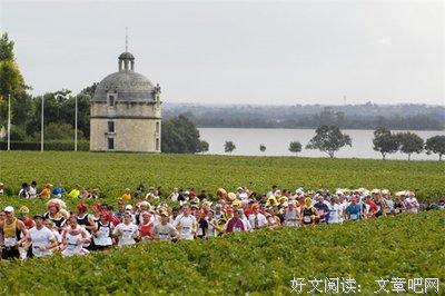 跑马拉松的大鼻子小哥，穿成这样又被吸引了