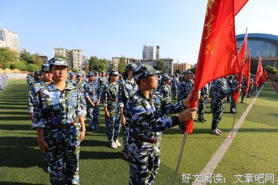军训和迷彩腹肌小哥分到一个宿舍，泳池里的他更野了