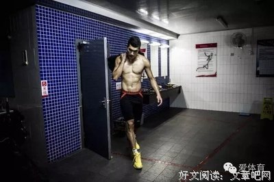 迷彩哥哥的公狗腰！这搓衣板不错呀
