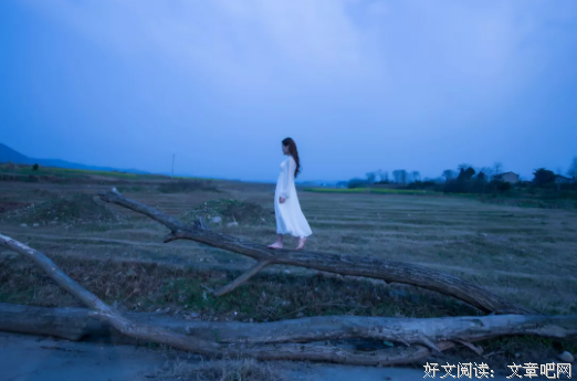 凉意扑来，我叹息，惊觉，秋已经深了