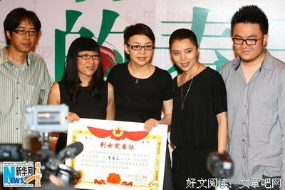 儿子回家看母亲，一进门发现，家里有老人的都看看！