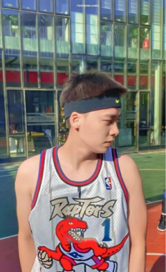 97年小鲜肉实力扒衣帅圈粉,穿运动裤的他真好看