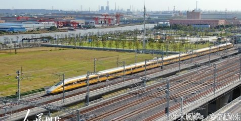 高铁上对面戴口罩的小哥，加好友发现空间正装照不一般