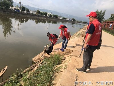儿子看到母亲捡垃圾,回去翻开垃圾袋,惊呆了！
