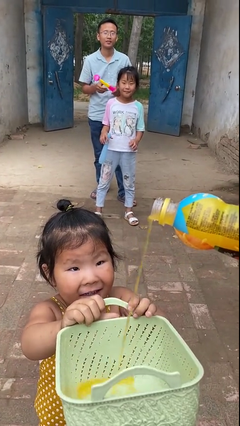 把照片倒过来看，笑掉大牙了!