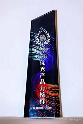 跑马拉松的大鼻子小哥耐力超强，穿什么都不让人失望