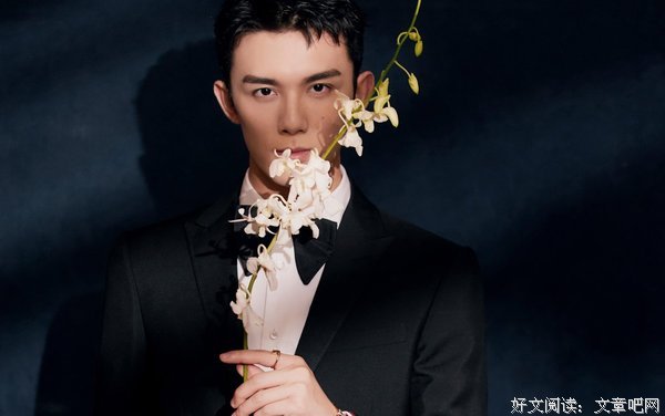 吴磊弟弟真的长大了！综艺吊威亚瞬扒衣尴尬了！