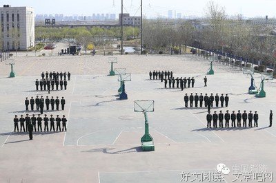 关于大下军认着人的优美句子