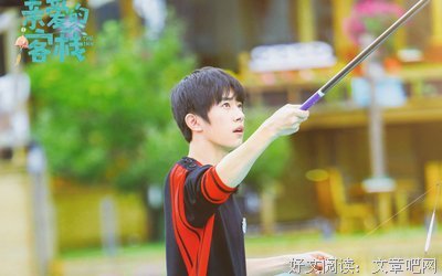 帅气筋肉正装医生来袭，长腿穿短裤海边太吸引人了