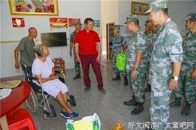 壮汉兵哥房间扒迷彩，穿着短裤炼这体能太强了！！！