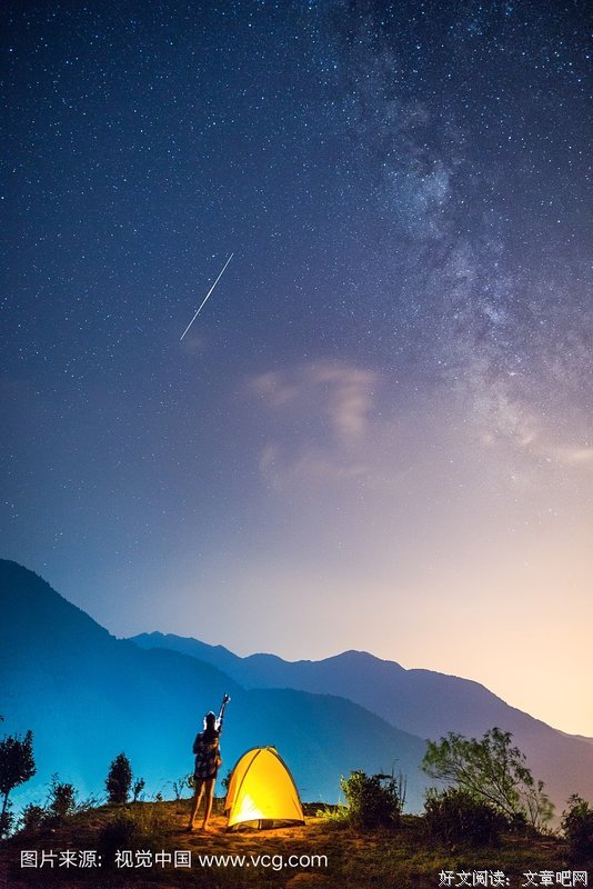 山顶露营：看天看云，看他眼中的星星