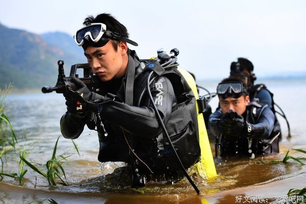 特警腹肌小哥撩衣露裤边！这183CM大长腿能量扛不住了！