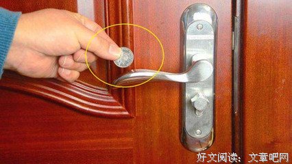 ▶出门前，记得用硬币碰一下门把手，不少人还不懂咋回事