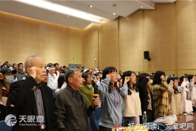 83岁国民奶奶独居生活曝光：一个人出行，拍戏、插花、打篮球，原