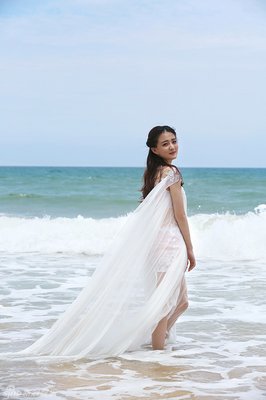 白纱胜雪。优美的句子