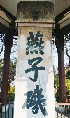 《格格不入》的句子