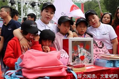 格格把凳子、鞋子、衣服摆的哪儿都是