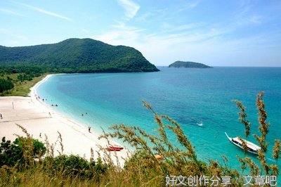 我站在沙滩上美丽的大海好像