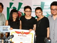 儿子回家看母亲，一进门发现，家里有老人的都看看！
