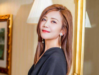 梁静茹当街热吻新欢，与总裁共度良宵：离婚后，她怎么