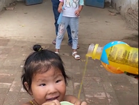 把照片倒过来看，笑掉大牙了!