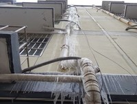 角落里的水管冻裂了