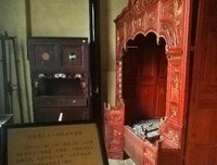 家里的牛都卖了供她读书，她却拼死要穿一千多块的内衣
