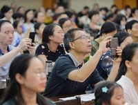《桃是上往夭夭，灼灼其华》的句子
