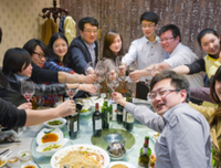 饭局上，一50多岁大姐对我说：“你不结婚就是不孝顺，