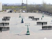 关于大下军认着人的优美句子