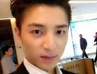 高颜值出众迷彩小哥扒衣自拍，穿泳裤引围观！