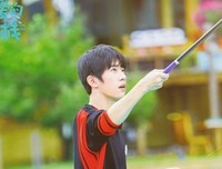帅气筋肉正装医生来袭，长腿穿短裤海边太吸引人了