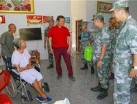 壮汉兵哥房间扒迷彩，穿着短裤炼这体能太强了！！！