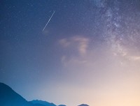 山顶露营：看天看云，看他眼中的星星
