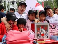 格格把凳子、鞋子、衣服摆的哪儿都是
