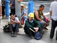 男子散步捡到5块钱,打开后傻眼了!