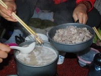 你不出去，那就坐下