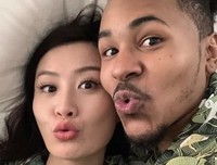 他拍下了她和那个老男人的亲密照
