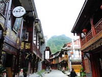 青城周围烟雾缭绕，似有断魂归来
