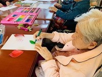 一个是孩子，一个是老人，都惹不起啊