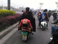 换电动车第四个晚上，骑电动车带宝宝去夜市摊