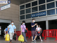 无论两儿子有钱与否，父母都应该一碗水端平